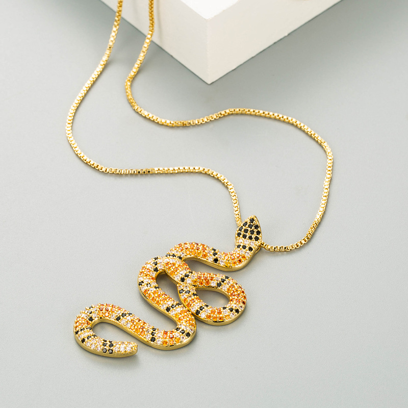 Pythonförmige Anhänger Halskette Kupfer Mikro-intarsien Farbe Zirkon Persönlichkeit Schlüsselbeinkette display picture 2