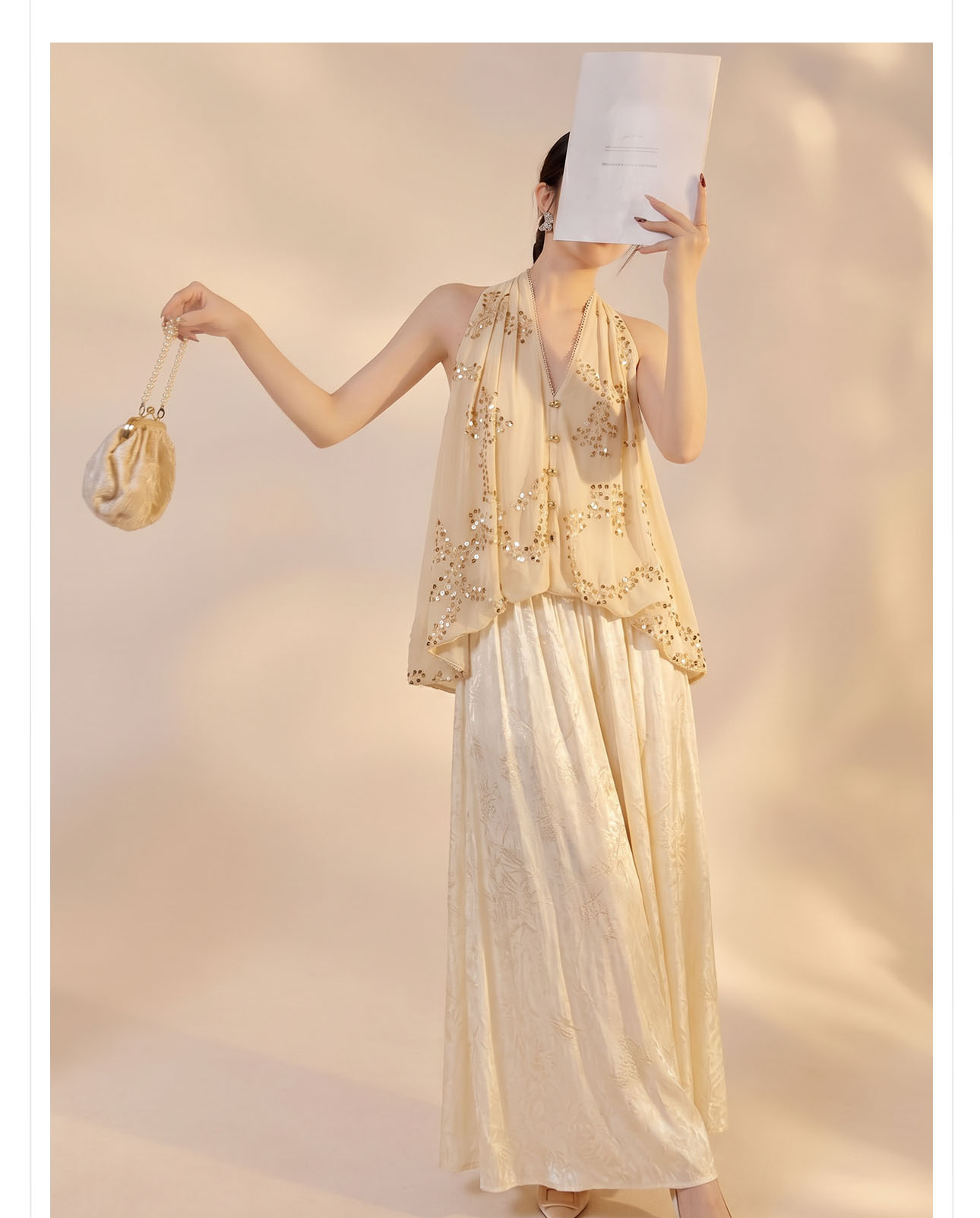 Áo cổ yếm V cổ chiffon thêu sequin không tay form rộng — Sữa hạnh nhân chi tiết 12