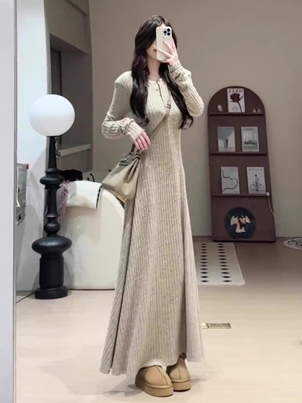 针织内搭连衣裙女磨毛坑条初秋季2025早秋新款时尚感收腰长款裙子|undefined