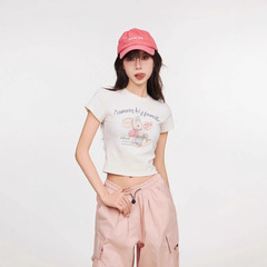 白いウサギの肩の半袖のtシャツの女性の夏2025新型の夏の小さい子供は短いタイプの甘辛い小さい上着を修理します。