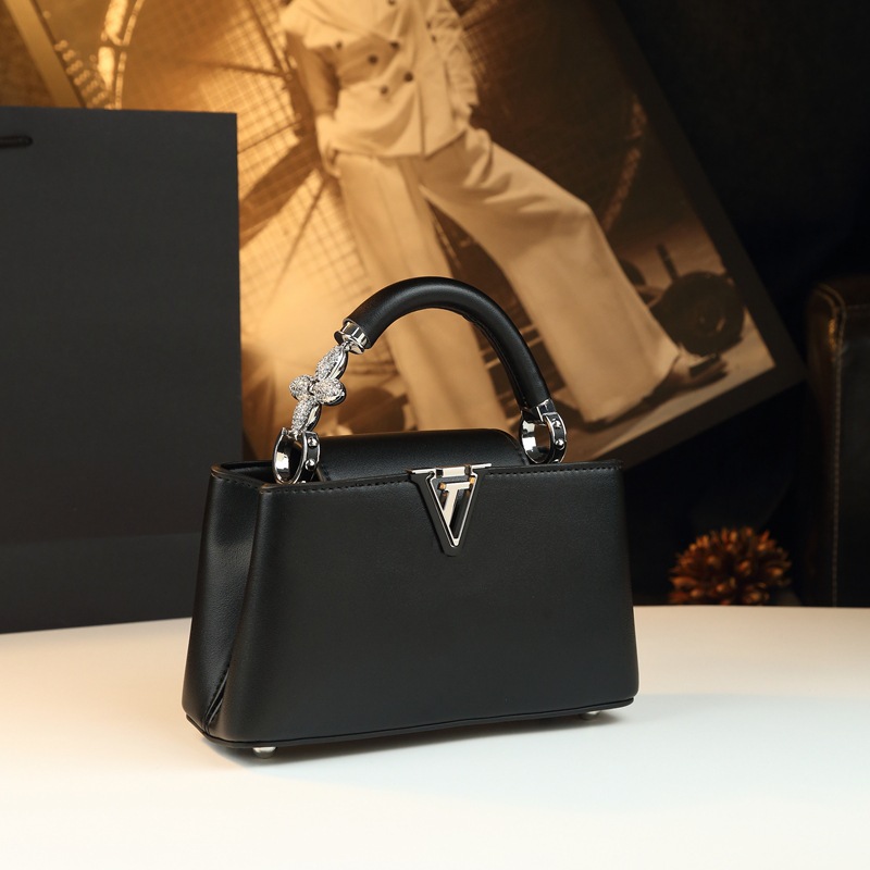 Cuerpo suave de cuatro hojas con tapa flip 2025, nuevo estilo de lujo ligero bolso de mano de lujo, bolso de moda, bolso de diamante exquisito