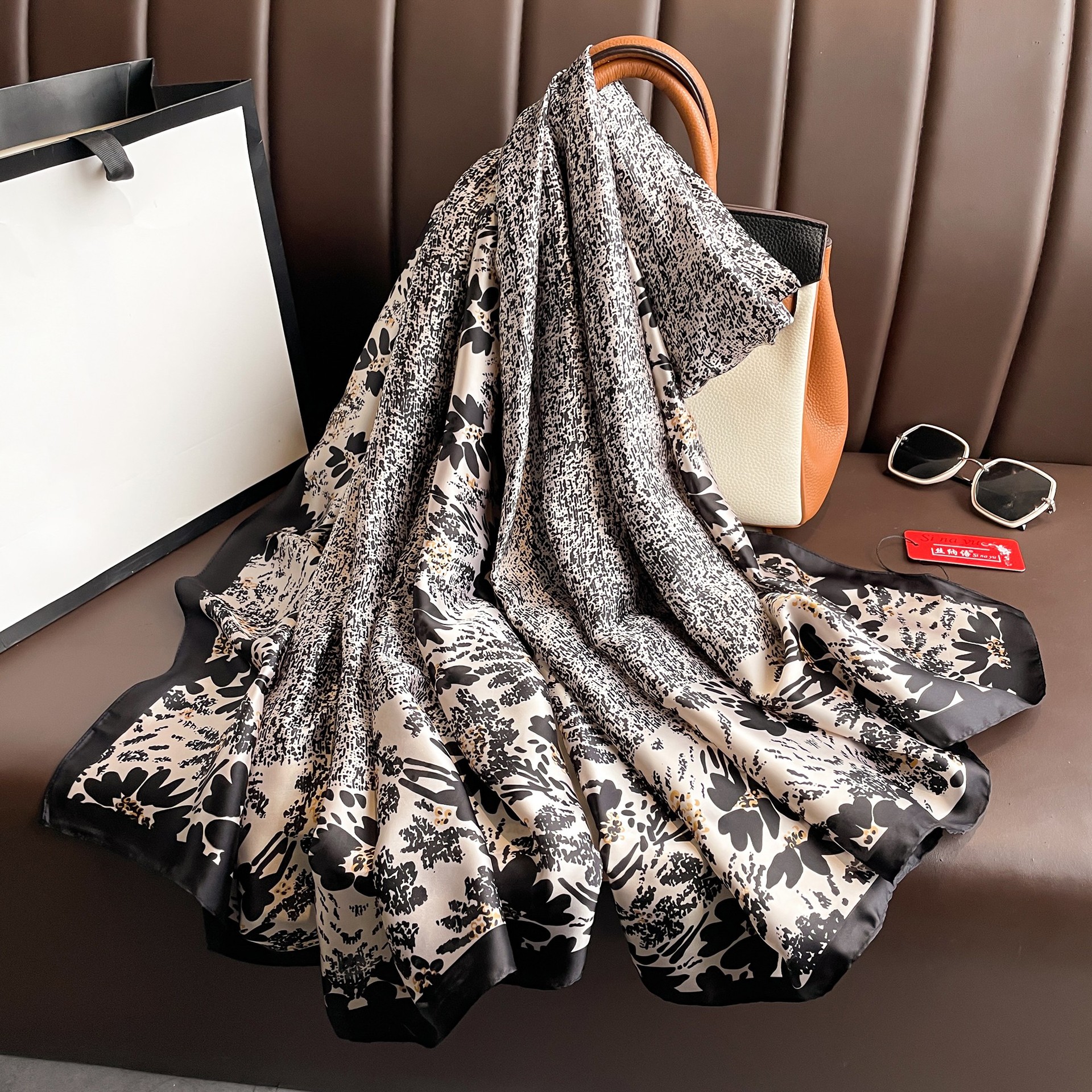 2023 primavera y verano chal exterior brocado fino satén gran bufanda de las mujeres clásico retro floral seda artificial toalla playa