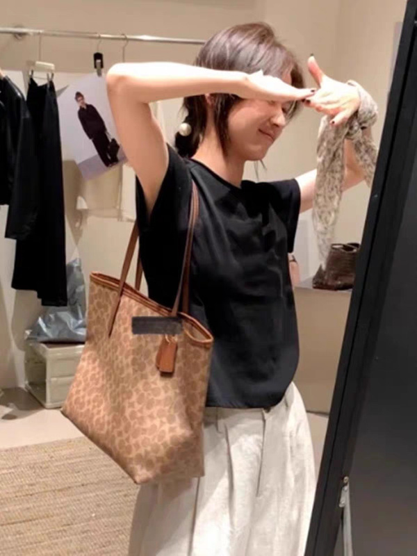 韓国シックでユニークな美しいピンクのTシャツ女性用2025夏の新しいスタイル超見栄えの良い右肩半袖トップ|undefined