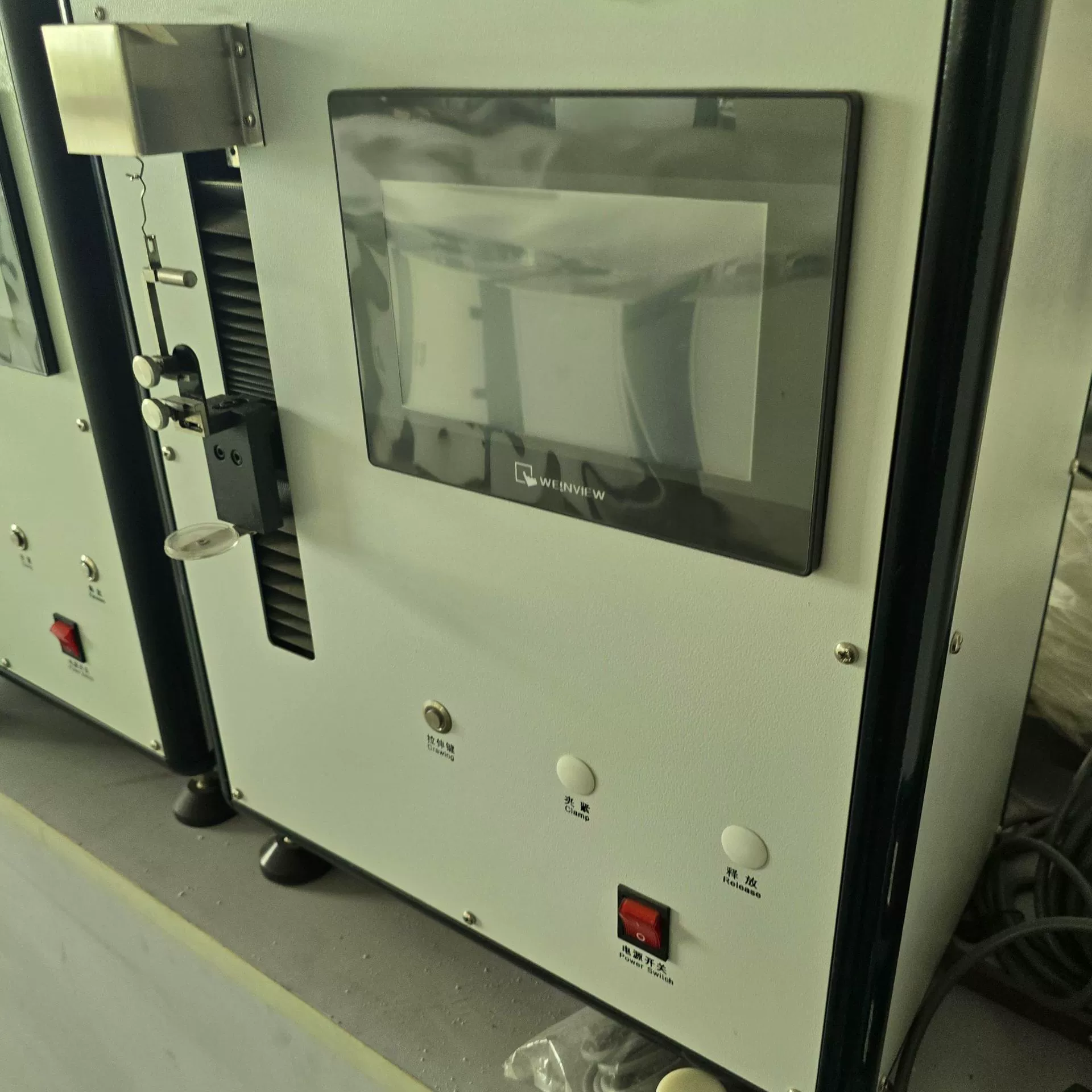 Производители обрабатывают цифровой прибор для измерения прочности одного волокна