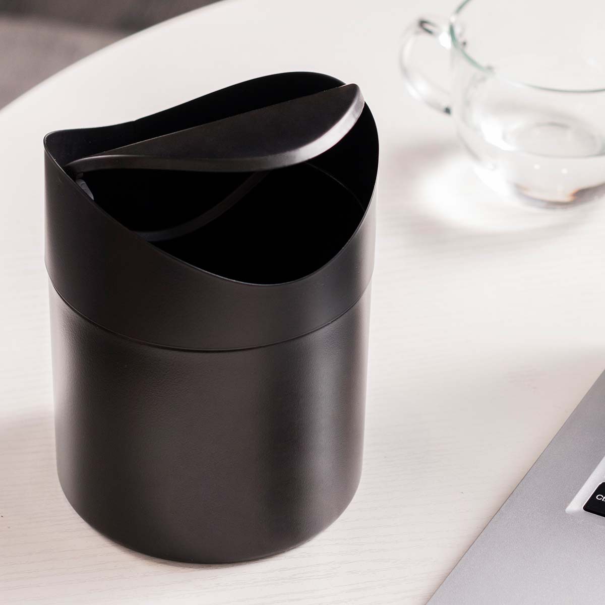 Cubo de basura de escritorio negro de 1.3L con tapa basculante, contenedor de almacenamiento para oficina, mini cubo de basura para coche con tapa abatible