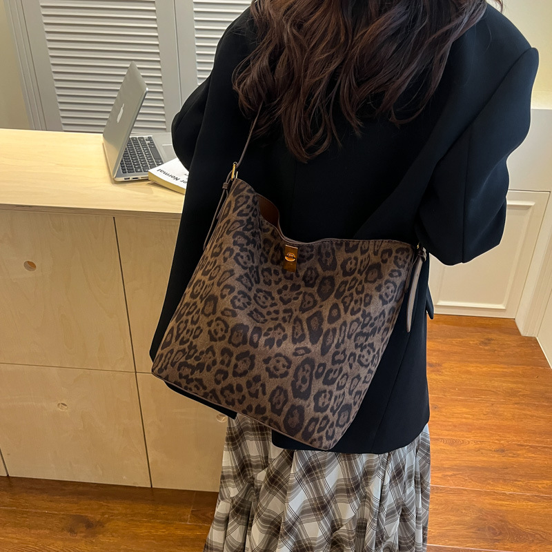 Autumn/Winter Bucket Bag Retro Suede Large Capacity Tote Bag For Women 2025 New Versatile Shoulder Crossbody Bag With Matching Pouch - Thumbnail 3