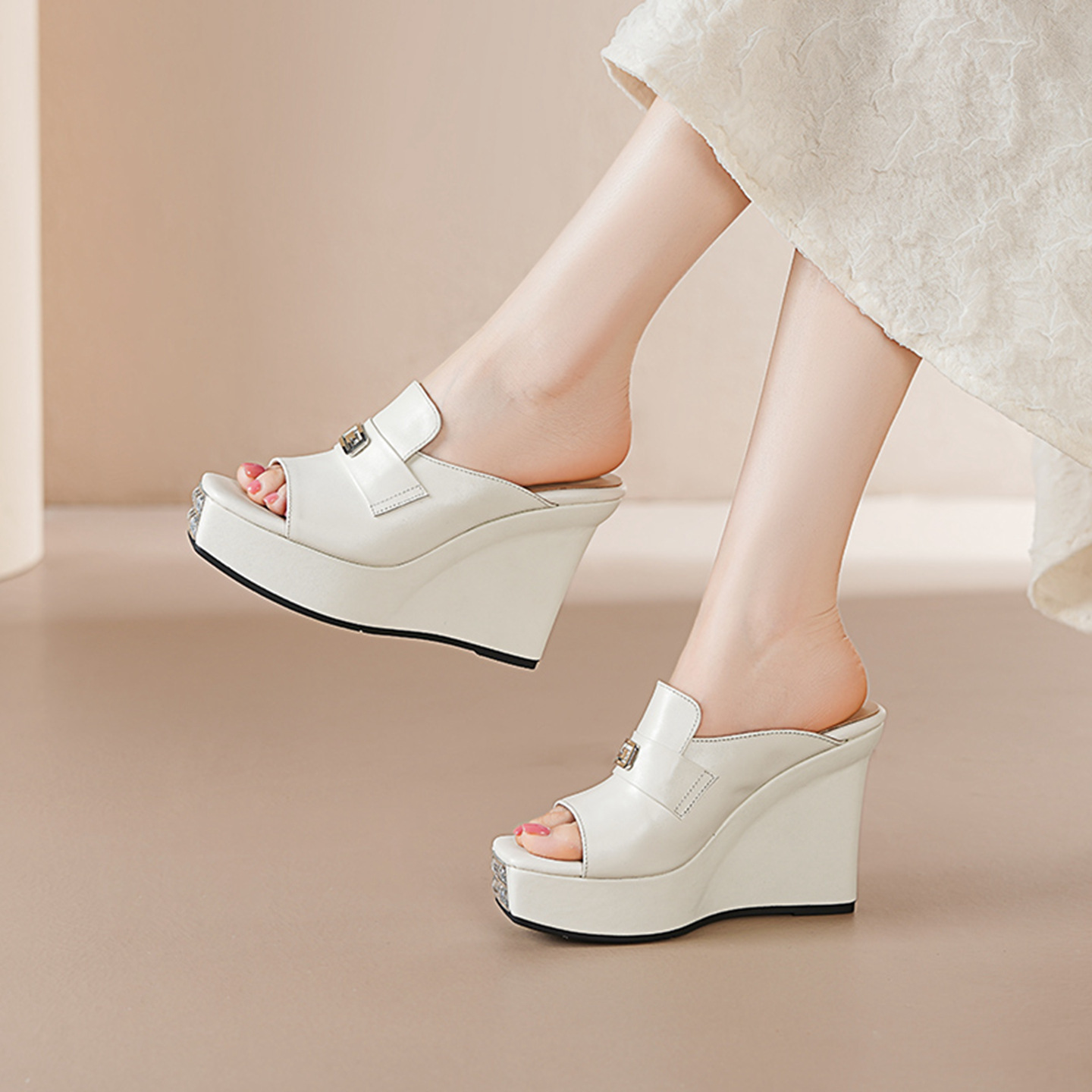 Sandal cao gót nữ mũi cá hở ngón, đế dốc dày da bò, gót 10.5 cm — Lời bài hát: Black (Sheep Flip) chi tiết 1