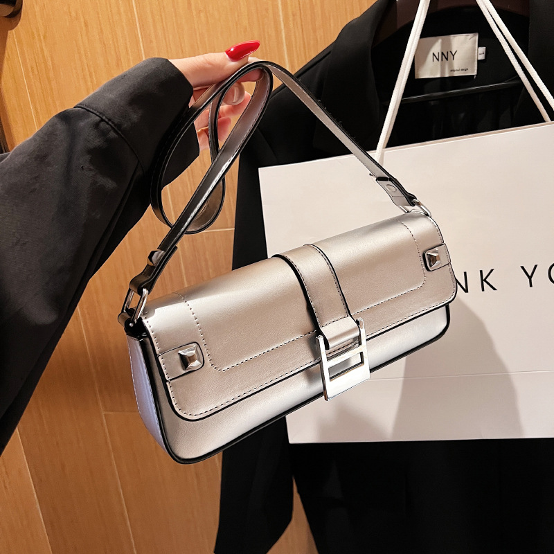 高級感法國小眾腋下包包女2022新款時尚銀色通勤單肩包復古小方包