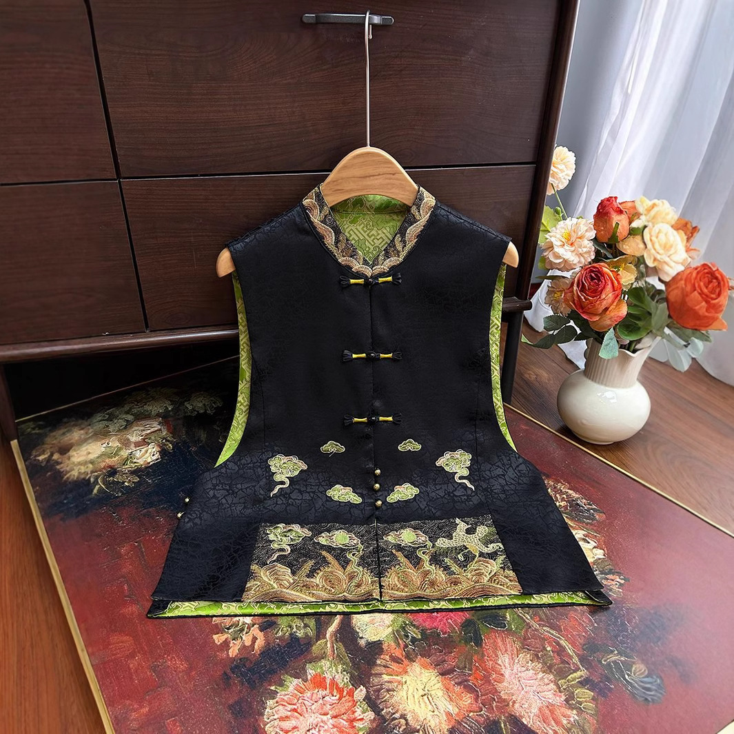 New Chinese-style heavy embroidered vest, 2024 autumn new style, elegant and graceful vest with Chinese retro button design.