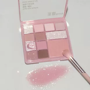 Fuchsia matte eye shadow contains rose, highlighter, face blush