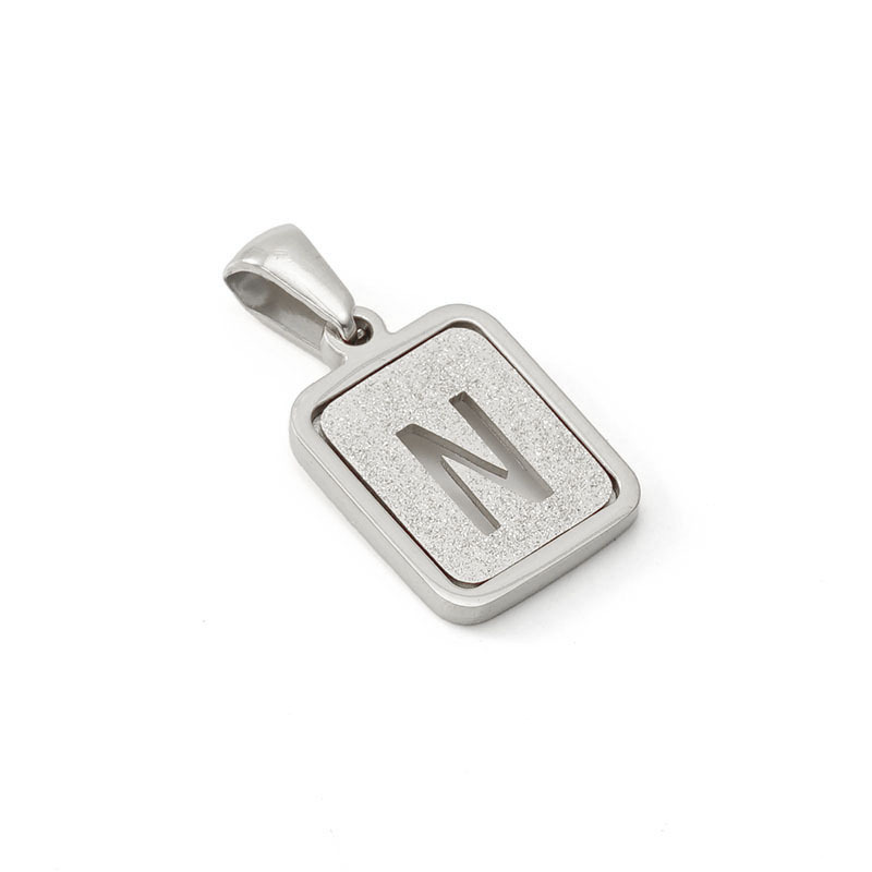 Nueva moda de acero inoxidable letra inglesa colgante de fábrica al por mayor carta prensada en arena titanio acero 18K Commuter todo partido