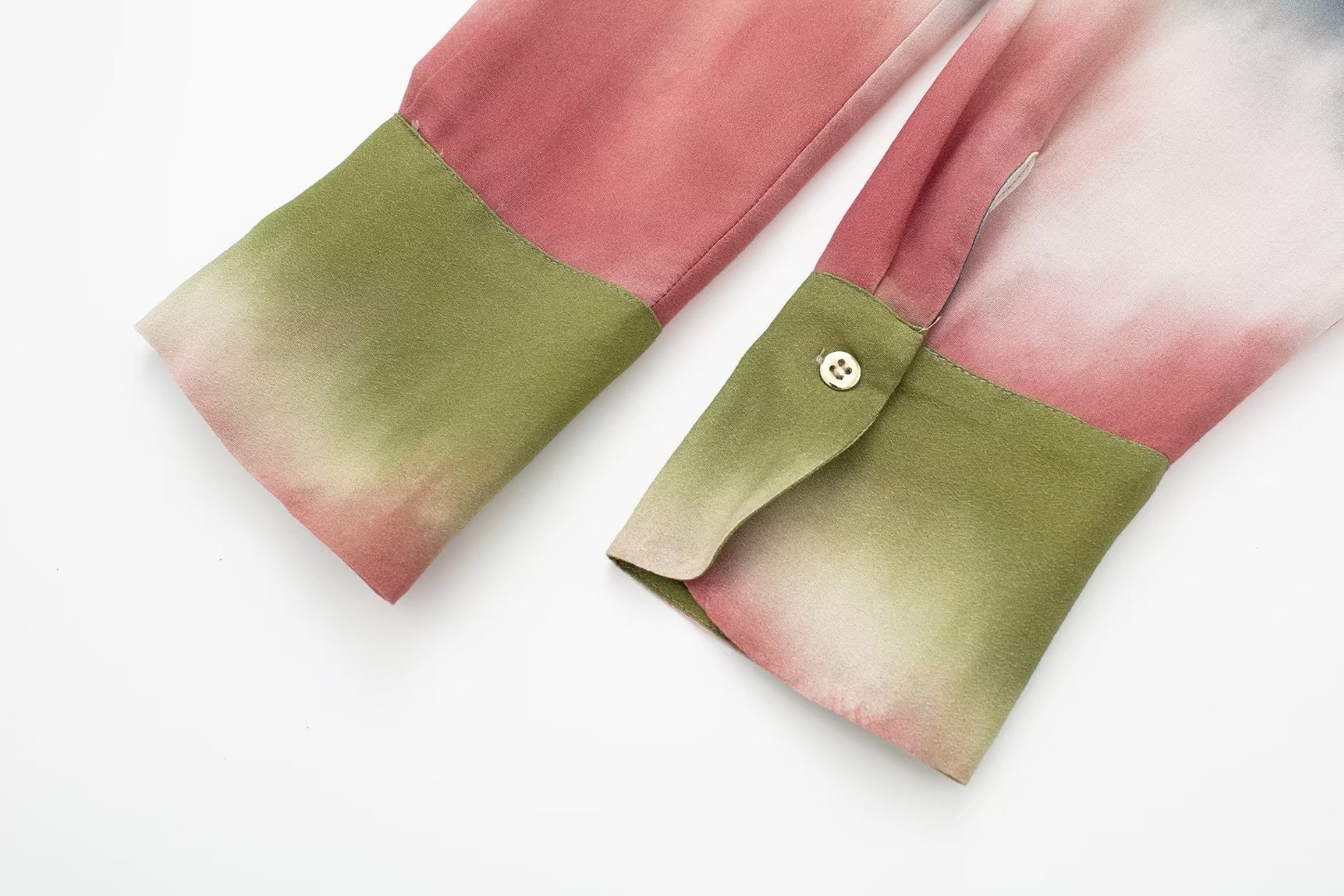 Neues Set aus Batikhemd und bedruckter Hose für Damen im Sommer 2024_voghion.com