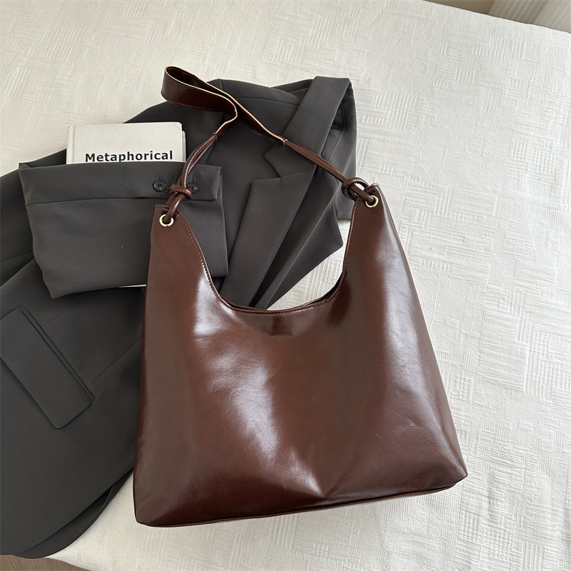 Bolso de hombro de gran capacidad de cuero blando de invierno 2024 nuevo estilo versátil bolso de brazo bolso de moda bolso especial para mujeres