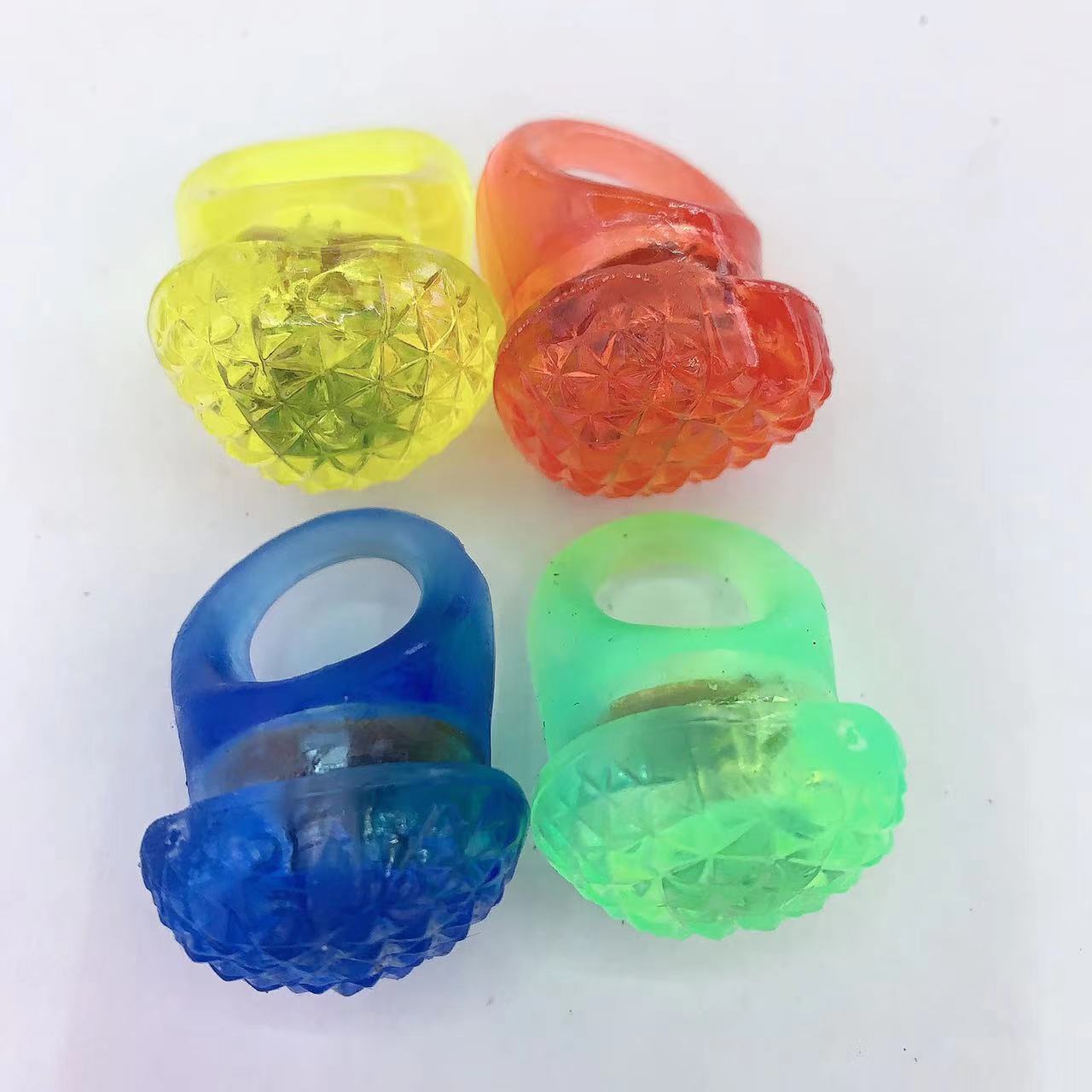 El partido luminoso del anillo de la corona de la fresa del suministro transfronterizo llevó el anillo de dedo TPR anillo de juguete de goma suave flash