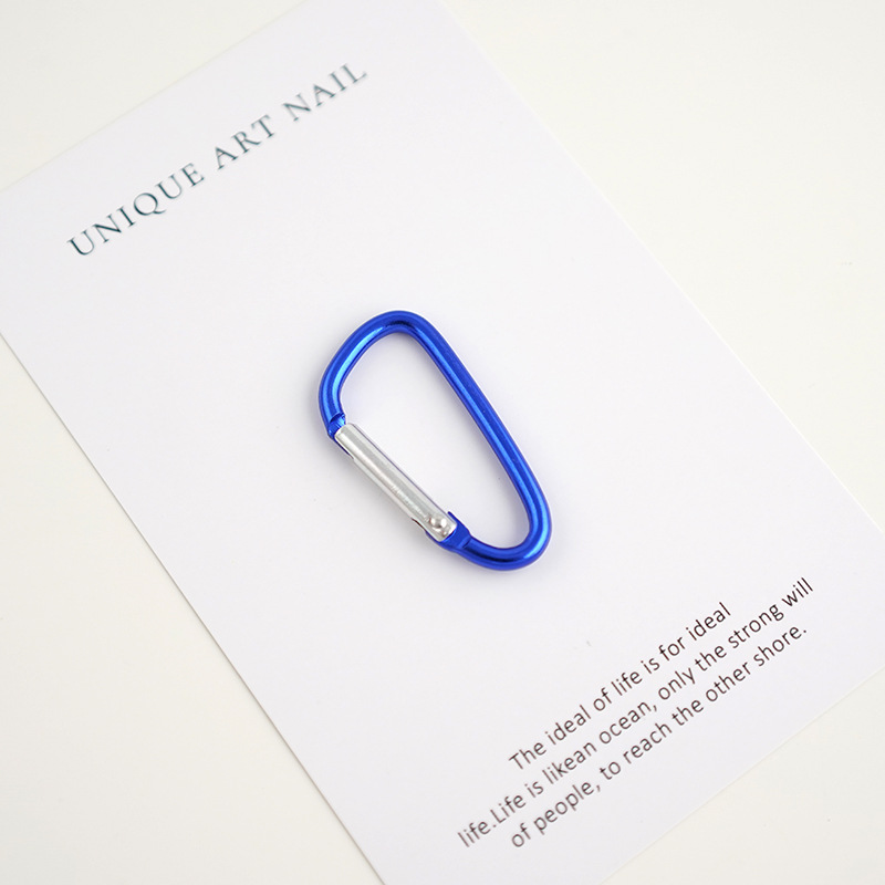 バックパックにフックを掛けて登山ボタンを掛けます。