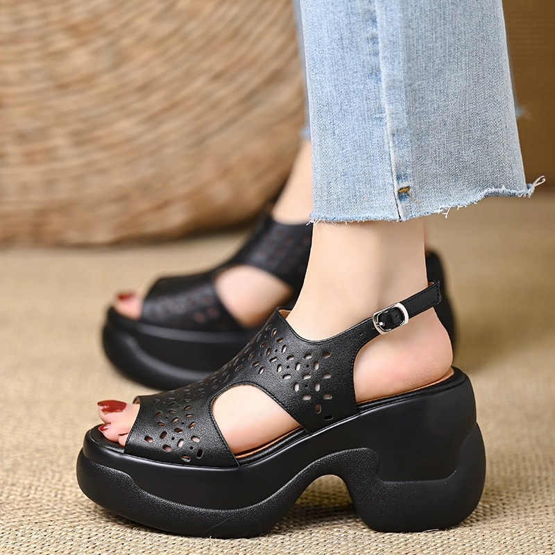 2025 verano nuevo estilo romano hueco antideslizante resistente al desgaste zapatos de mujer suave y cómodo fuera de moda con zapatos de madre
