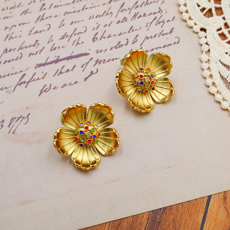 fashionable golden stone inlay with zircon