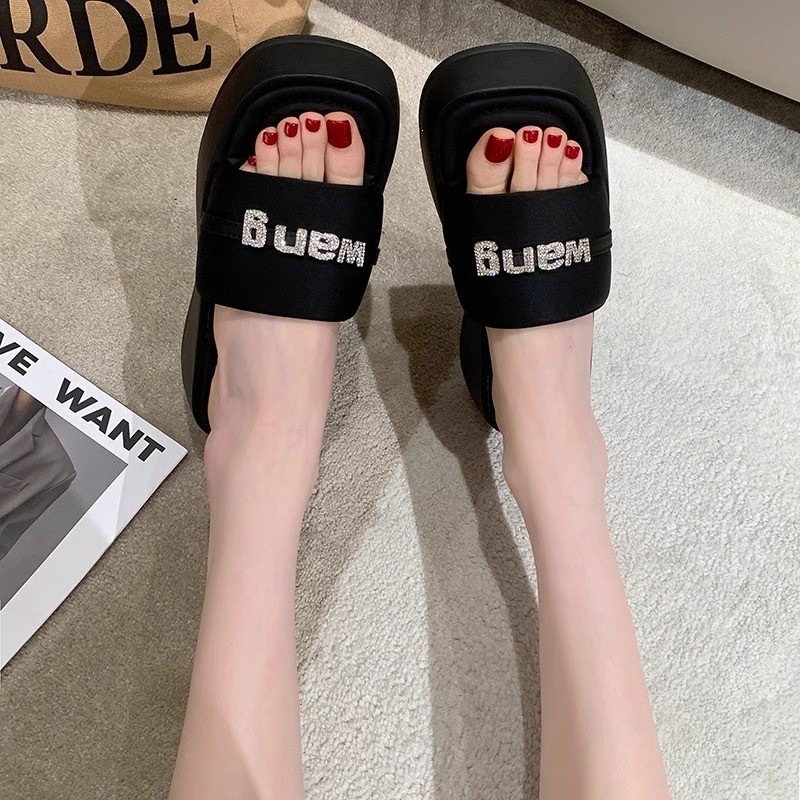 Zapatillas de mujer 2026 verano nuevo fondo grueso sandalinas de diamante moda versátil casuales anti-deslizante zapatillas frías