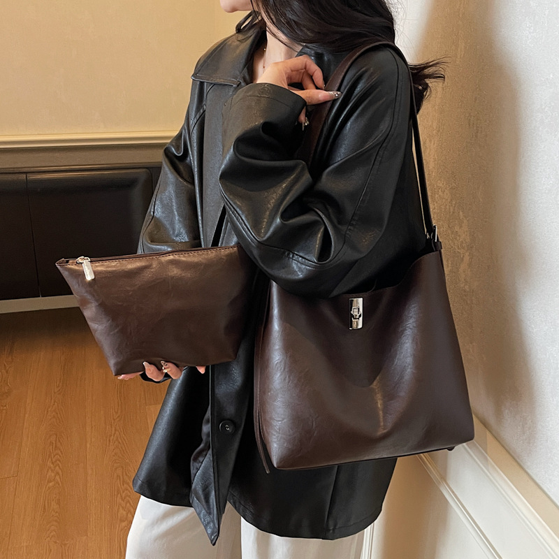 Bolsa de brazo retrógrada de gran capacidad para mujeres 2025 nueva moda coreana bolso especial simple bolso de cubo de hombro