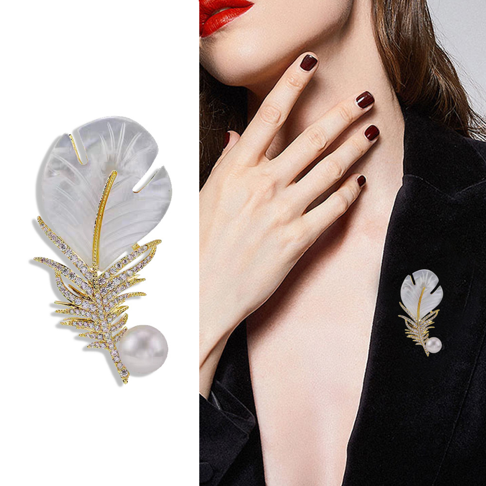 Niche design luxury diamond feather brooch high-end anti-exposure Pearl corsage women's coat suit pin