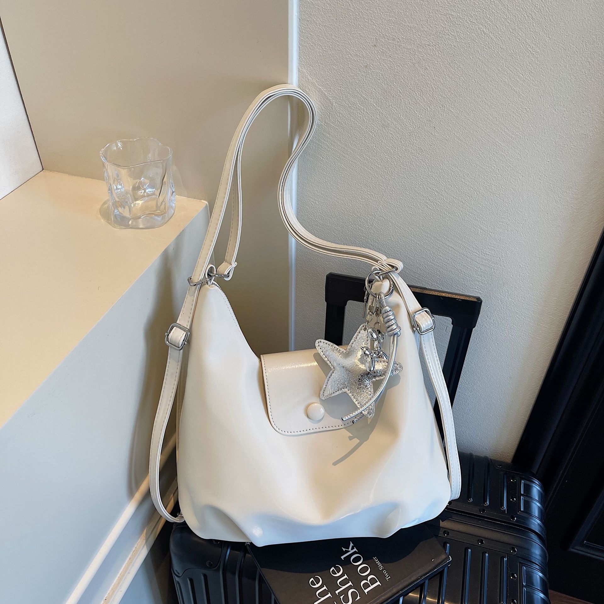 French Style Large Capacity Shoulder Bag Glossy Pu Commuter Handbag_voghion.com