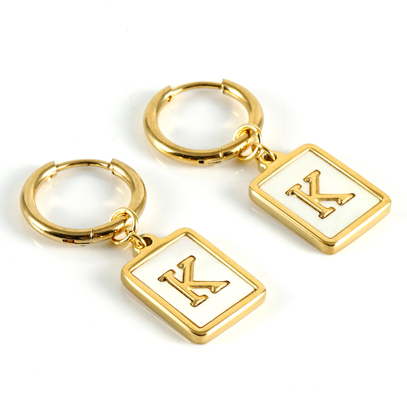 Cross-border ins estilo pendientes de letras de concha de acero inoxidable hembra 18K pendientes de acero de titanio de oro 26 letras pendientes cuadrados hembra