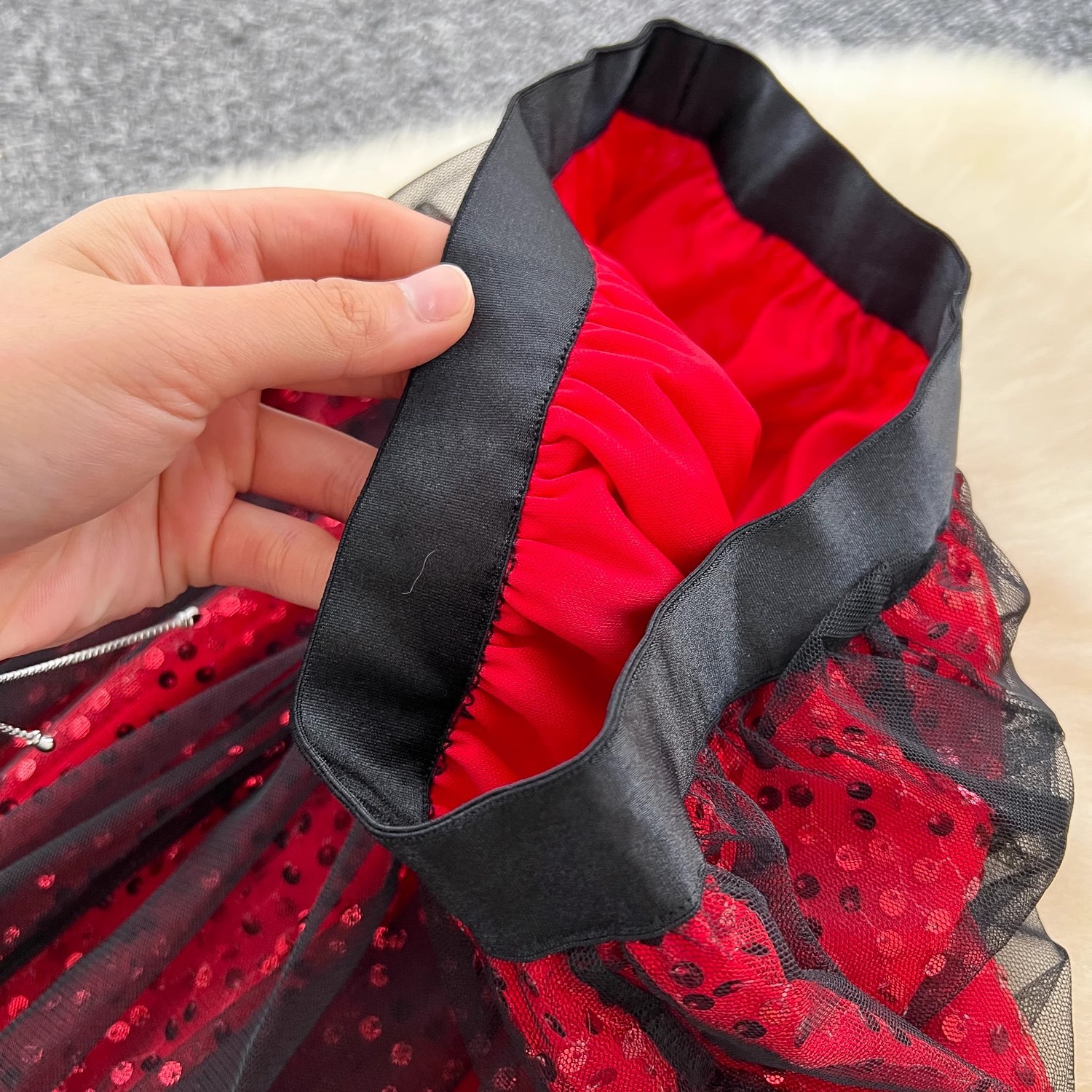 Dámská sukně do a ze sametu a síťoviny s flitry a elastickým pasem_voghion.com