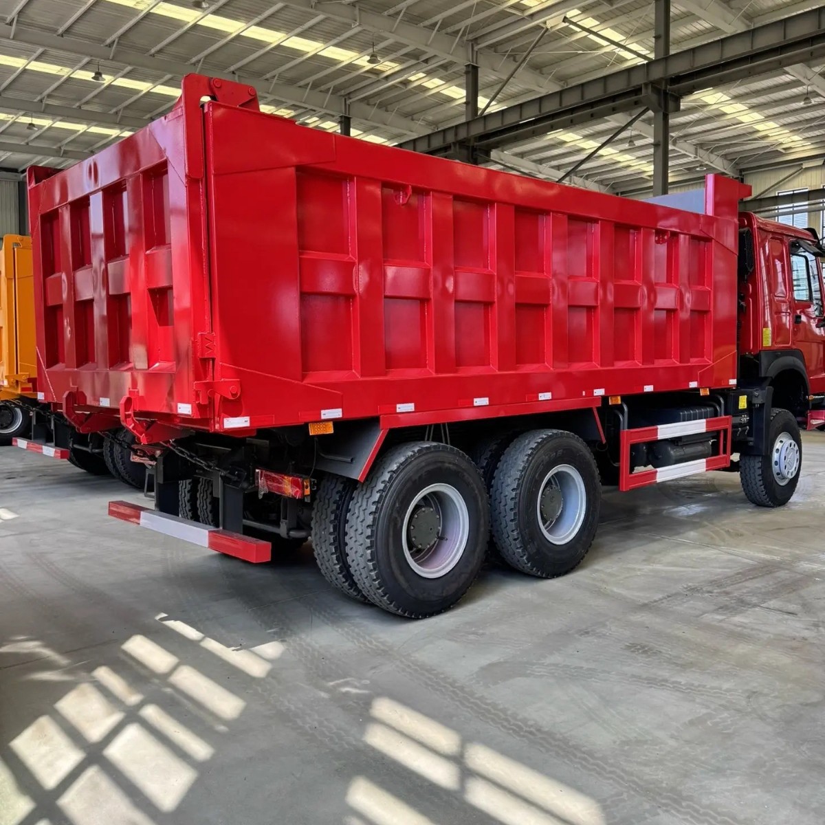 Howo front-four-wheel-rear-eight-wheel dump truck for construction, for transporting soil and materials, in stock, high-quality, direct supply from the manufacturer
