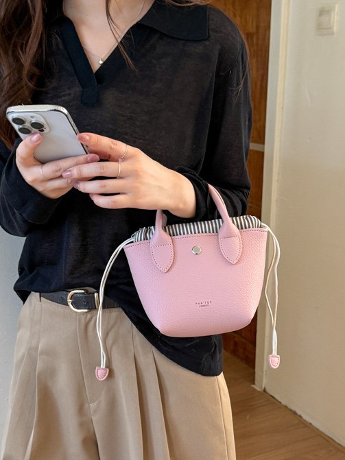 Este año, la popularidad de la bolsa de cubo de agua de litchi, la mujer de verano, el nuevo diseño de cuerda de tracción, la bolsa de viaje diaria, la bolsa de mochila universal.