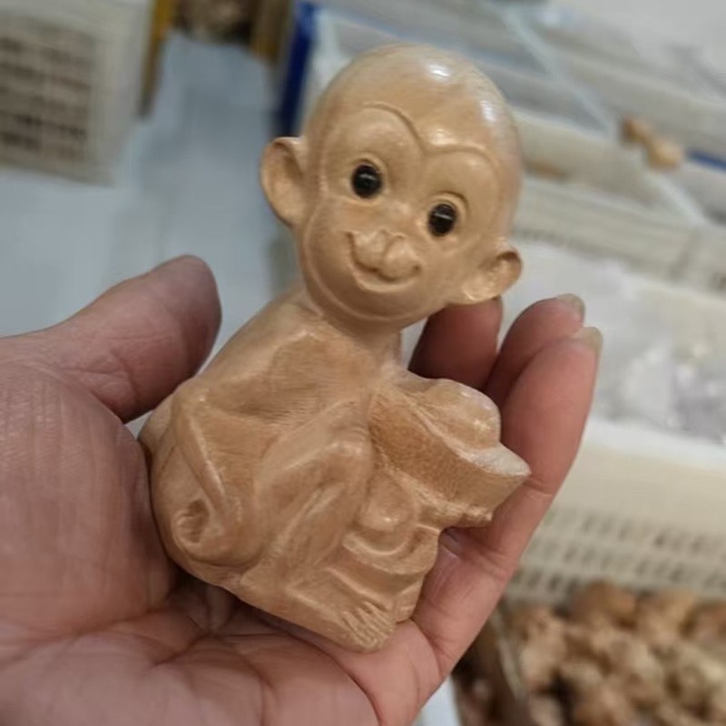 桃木彫刻十二生肖の手の工芸品は桃木の手の木の観光地区の観光工芸品を並べます。|undefined