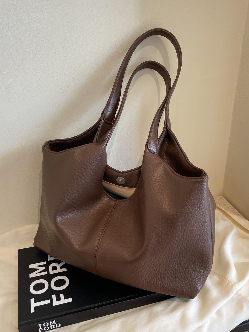 Bolsa de cuero suave transfronteriza para mujeres de gran capacidad 2025 nueva bolsa de hombro simple de textura casual