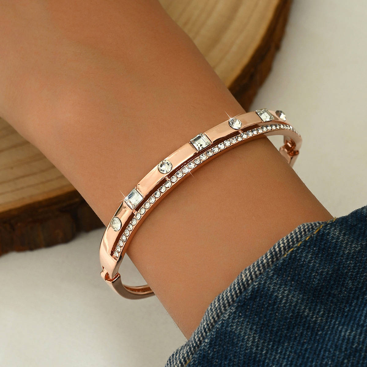Nuevo brazalete de amor transfronterizo de mujer alta sensación de pequeña pulsera de diamante exquisita hueco cuadrado joyas de lujo ligeras al por mayor image 9