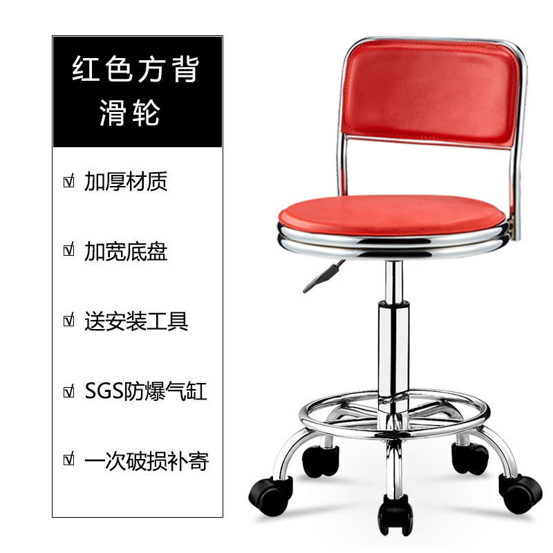 검은색 바퀴가 달린 빨간색 사각형 뒷면의 확대되고 강화된 버전