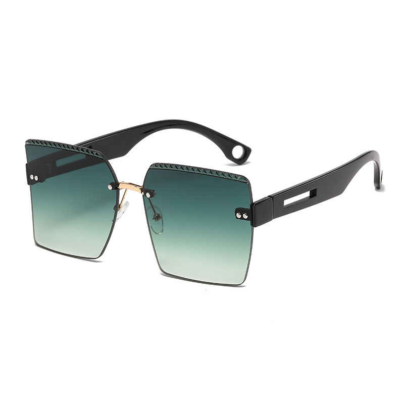 Gafas de sol a prueba de sol curvadas europeas y americanas gafas de sol a prueba de UV de corte liso de moda de las mujeres