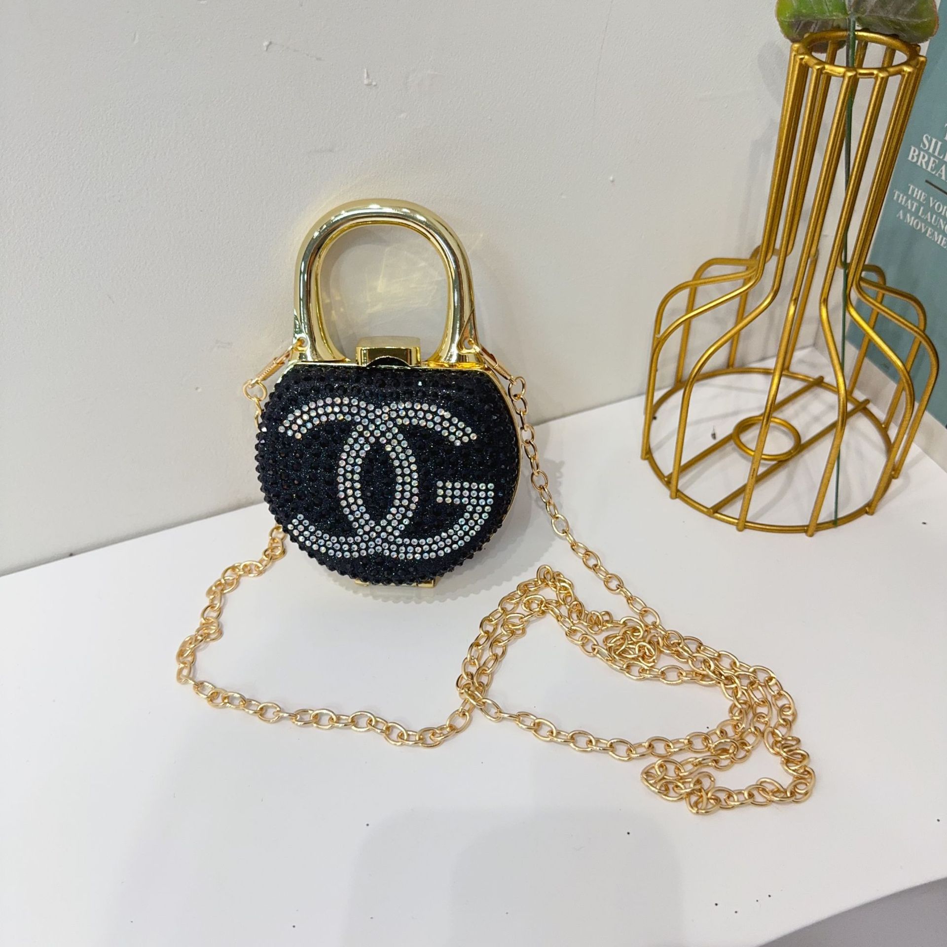 Mini bag mouth red envelope Women's 2025 new cross-border foreign trade diamond-encrusted crossbody small bag, decorative bag, single-shoulder bag for women Application Scenario