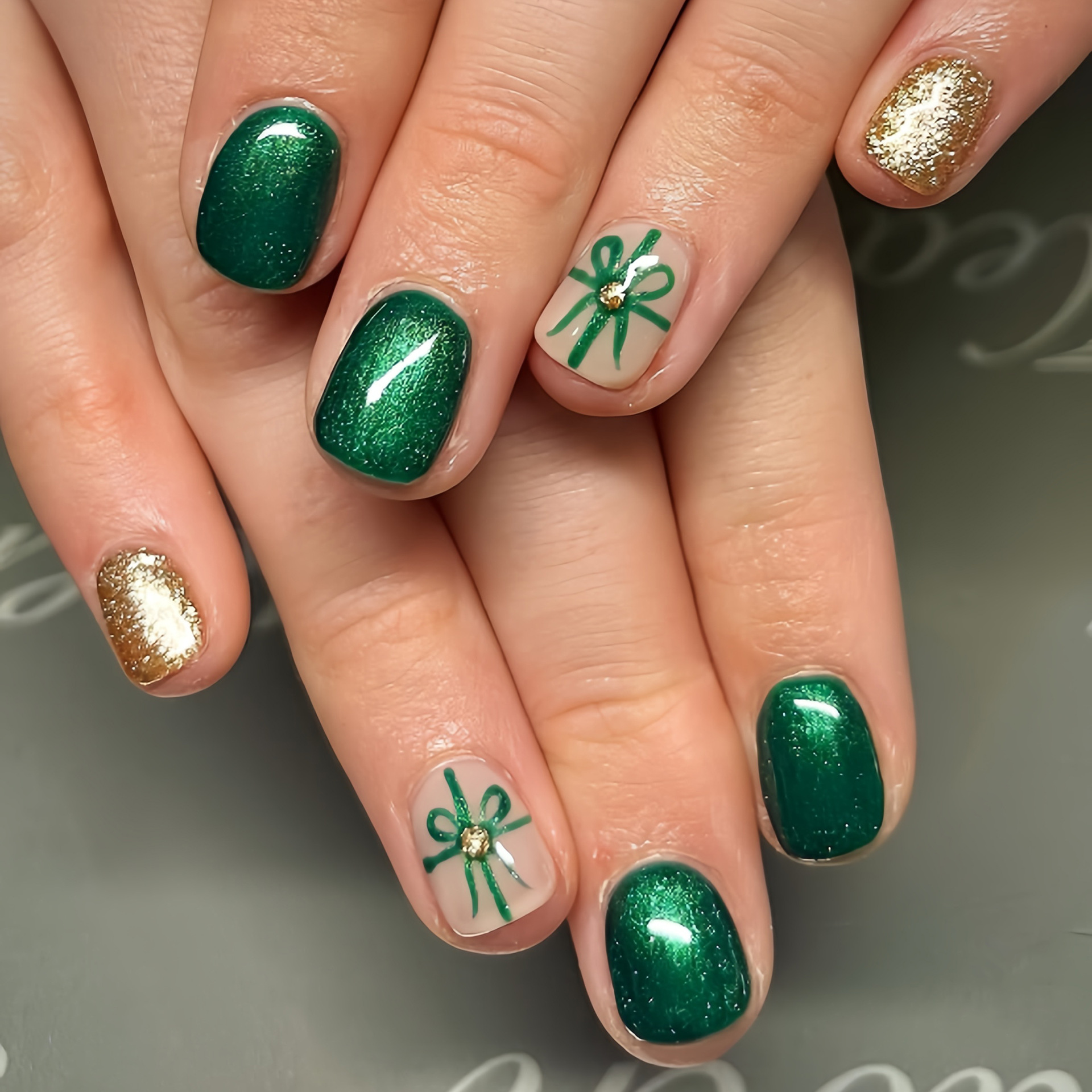 Cross-border Christmas fake nails in olive green with bows, gold glitter, simple and elegant, enhances skin tone, manicure nail pieces