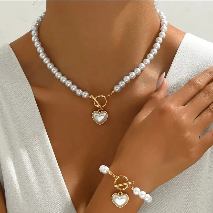 Модный тренд жемчужный браслет набор ожерелья для женщин, нишевые высокого уровня, легкий экстравагантный ветер OT пряжка любви ключицы цепи оптом
