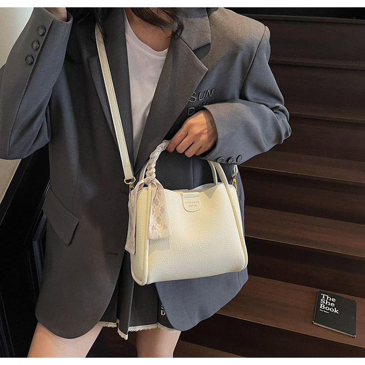 This year, the popular hand-held bucket bag for women in 2025 is a new, fashionable and simple single-shoulder small handbag that is versatile for commuting undefined