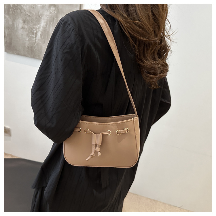 The new autumn/winter 2024 collection of women's bags features a retro and simple Korean-style underarm bag. This year, hand-held bags are in vogue, exuding a sense of sophistication undefined