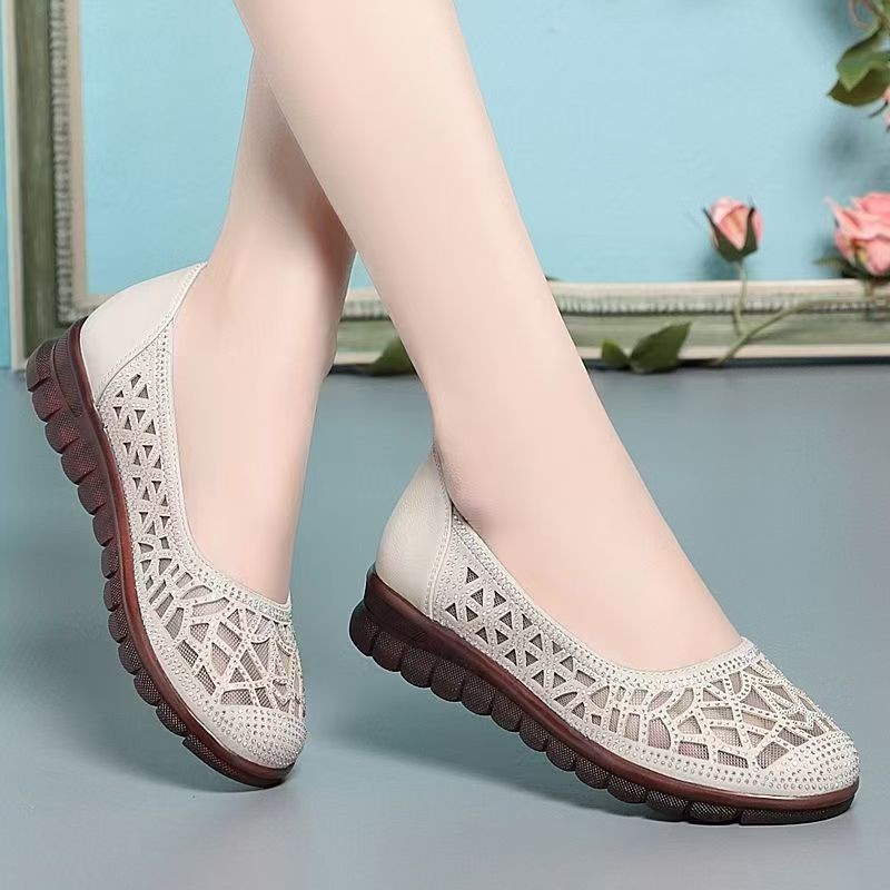 Zapatos de cuero suave de malla de verano, zapatos de mujer transpirables delgados, zapatos de madre cómodos, sandalias de mediana edad.