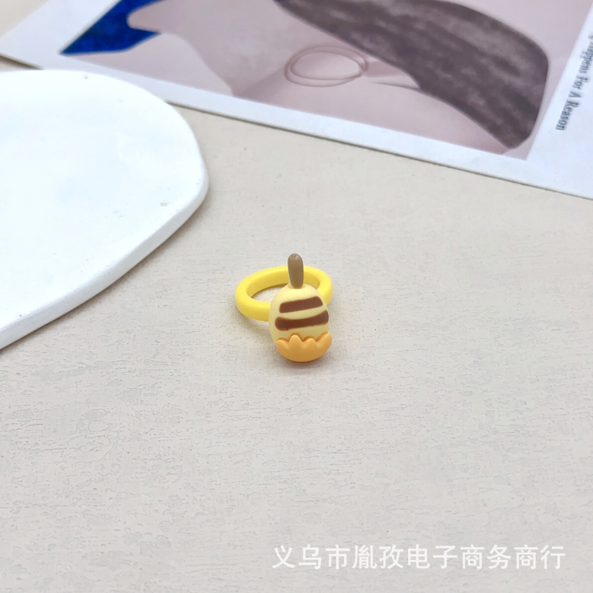 Anillo divertido de dibujos animados lindo anillo de dedo índice de resina acrílica femenina ins nicho diseño oso anillo de olla de miel moda