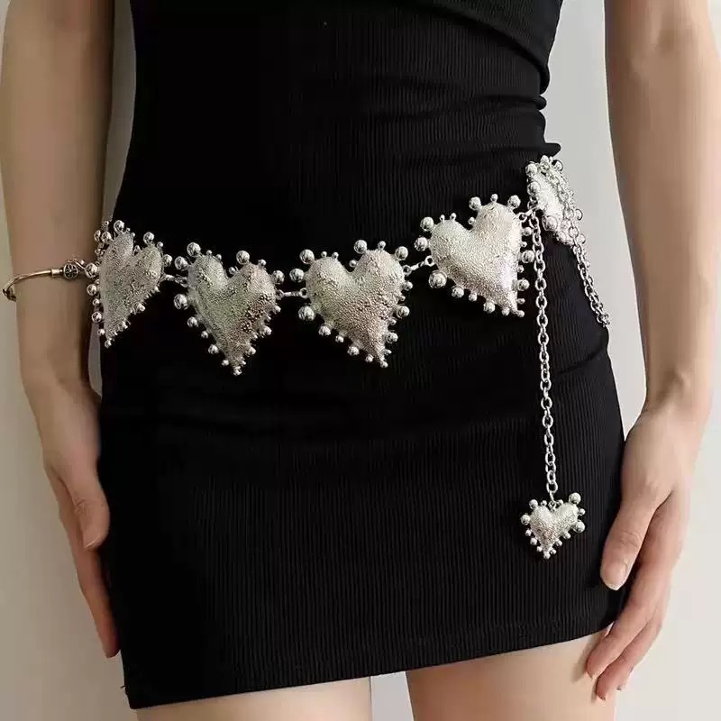 蝶の金属の腰のチェーンの女性は腰を収めてやせています。|undefined