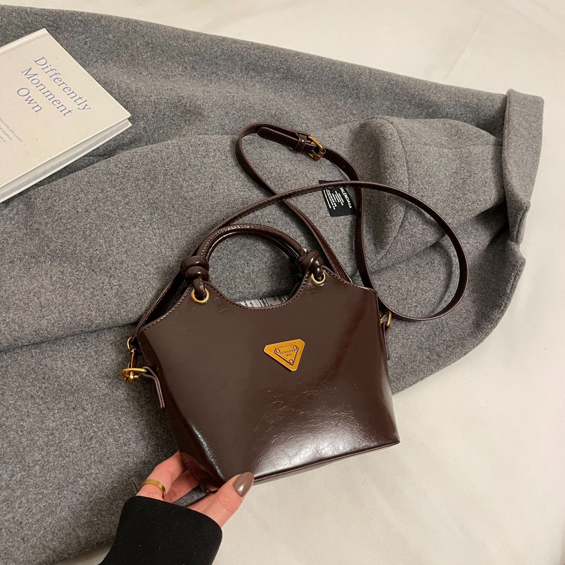 Bolsa de cubo de moda coreana retro primavera y verano nueva moda bolso de hombro de estilo de moda para trabajar textura personalidad mochila