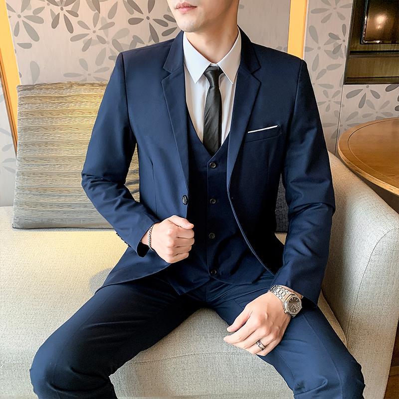 Chaqueta de traje azul marino con un botón y corbata