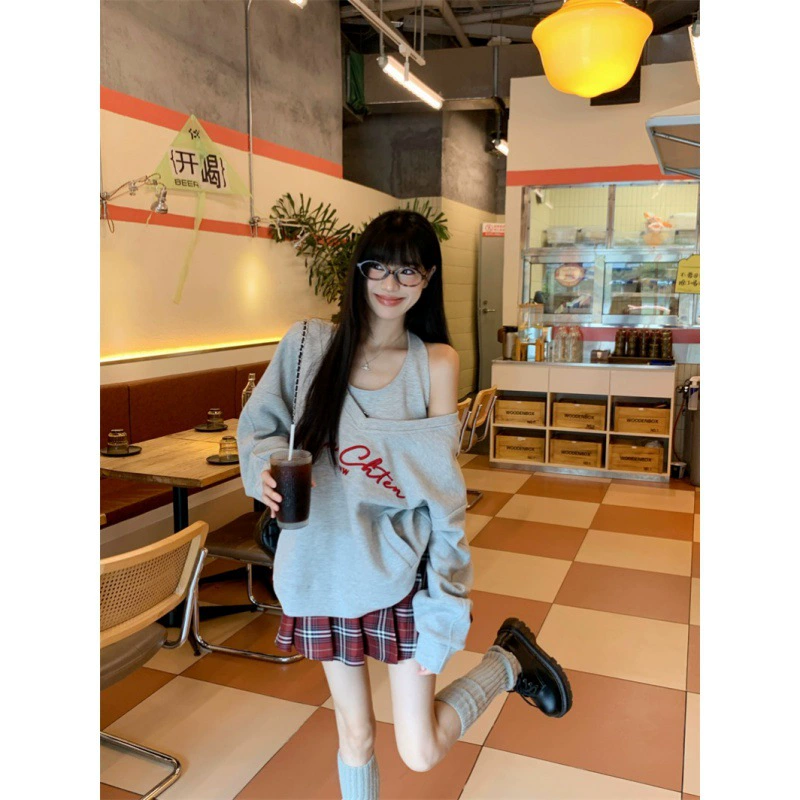 Реальный снимок спортивного костюма для женщин, носящего комплект для ранней осени 2024 высокого темперамента с уменьшением возраста