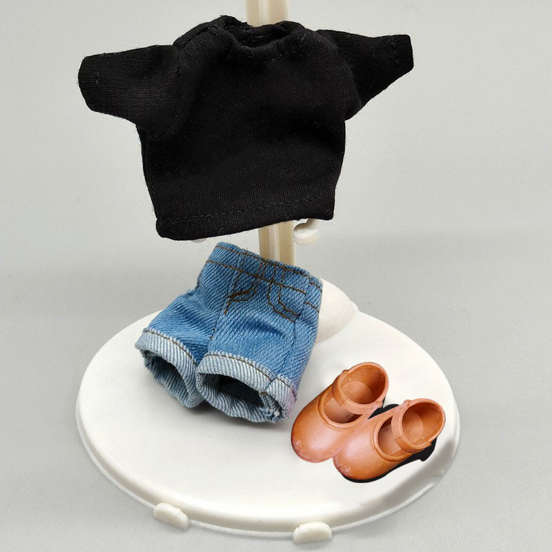 Blame high clothes black T -shirt plus blue small size denim shorts to send shoes