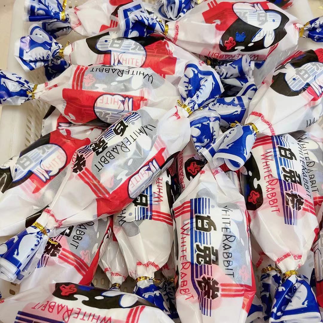 1 젖은 부드러운 흰 토끼 느린 리바운드