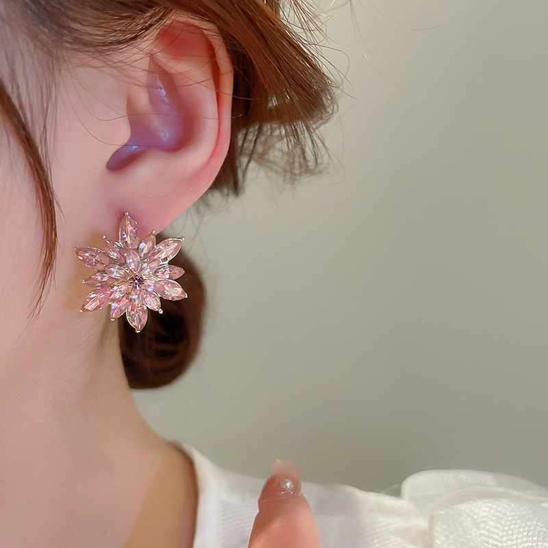 Daily Occasion Copper Material 1 Pair Classic Style Flower Copper Inlay Rhinestones Ear Studs