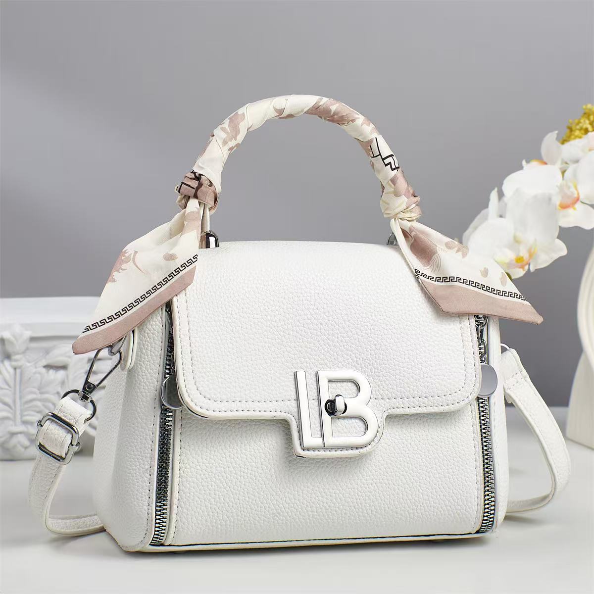 2025 nuevo bolso de hombro de moda bolso de mensajero de cuero suave para mujer bolso ligero para mujer bolso pequeño para mujer verano textura versátil image 12