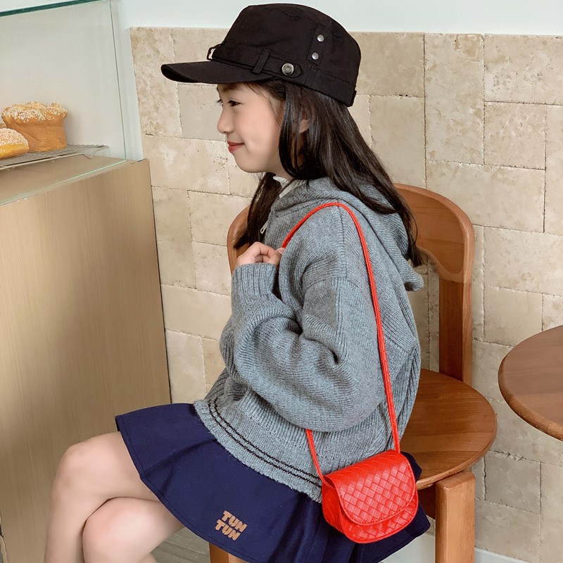 Moda coreana, bolso de hombro para hombres y mujeres, bolso de hombro para niños, bolso de hombro mini para bebés, nuevo tipo de bolso para niños simple de color sólido.
